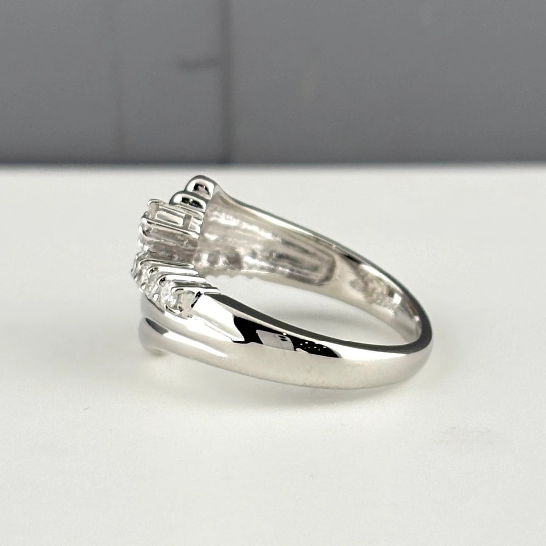 MELEE DIAMOND DESIGN PLATINUM RING - 5
