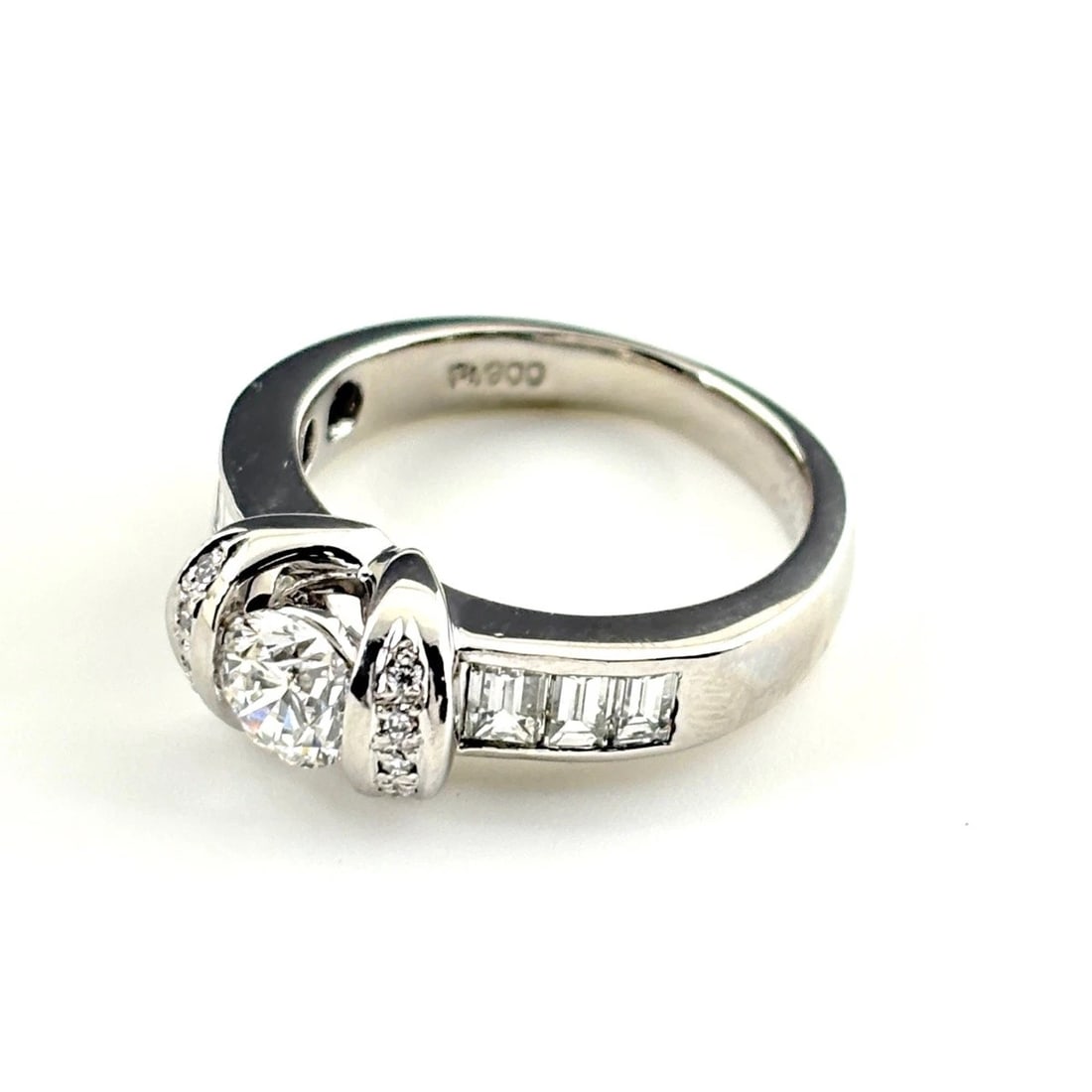 DIAMOND DESIGN PLATINUM MELEE RING - 3