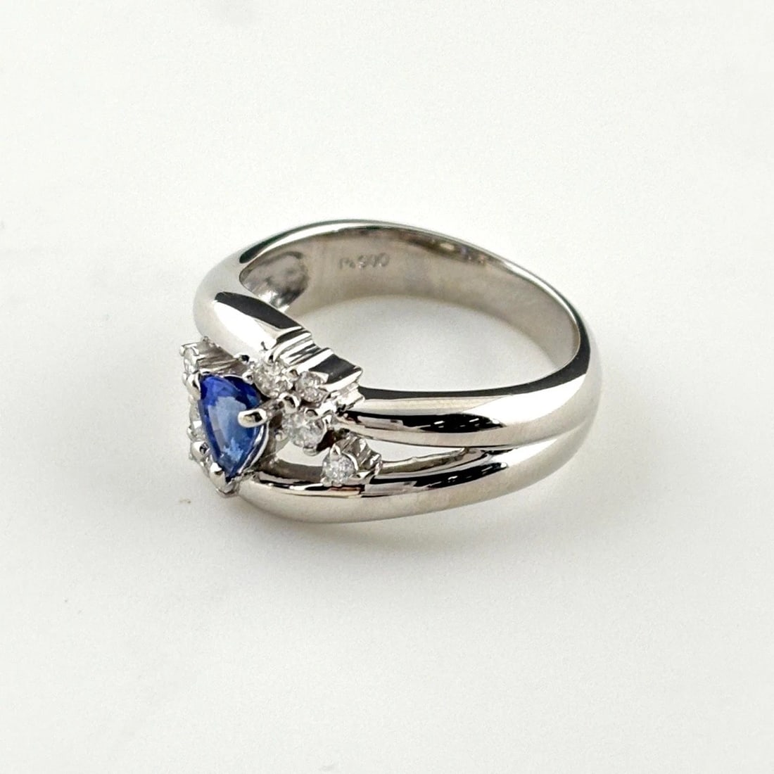 SAPPHIRE DESIGNPLATINUM MELEE DIAMOND RING: sapphire designPlatinum melee diamond Ring Brand: Unbranded Type/Style: Ring Material: Pt900, Main Stone/Creation Sapphire Diamond Color: None Size: US 6 to 6.5 Accessories: None Accessories Notice: