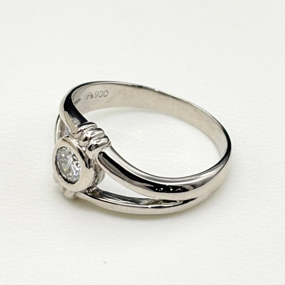 MELEE DIAMOND DESIGN PLATINUM RING: melee diamond design Platinum Ring Brand: Unbranded Type/Style: Ring Material: Pt900, Main Stone/Creation Natural Color: None Size: US 7 to 7.5 Accessories: None Accessories Notice: When p