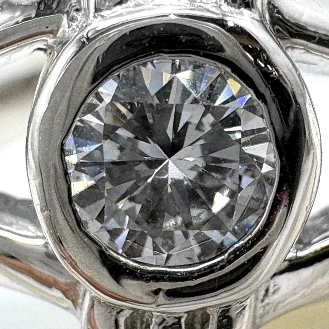 MELEE DIAMOND DESIGN PLATINUM RING - 2