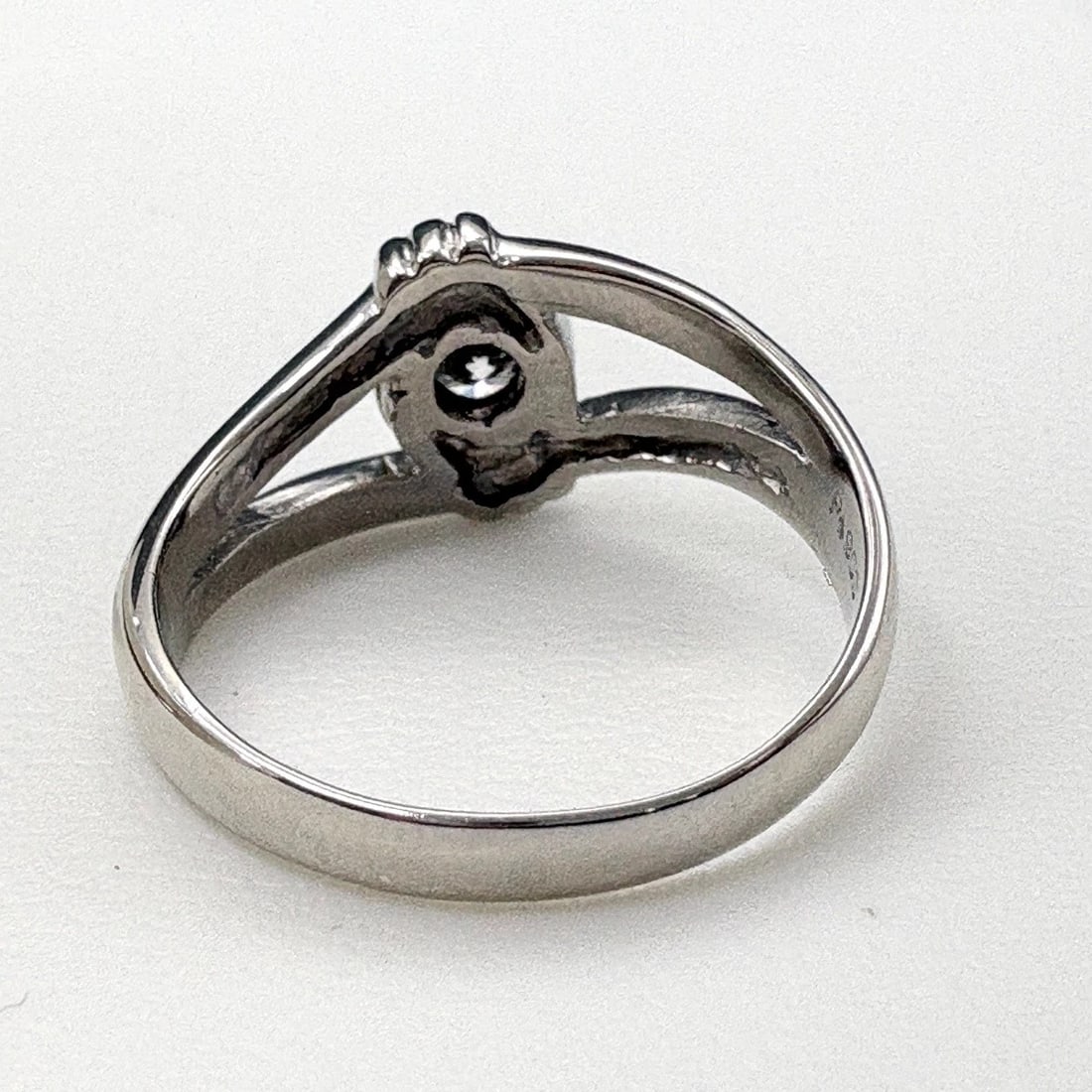 MELEE DIAMOND DESIGN PLATINUM RING - 4