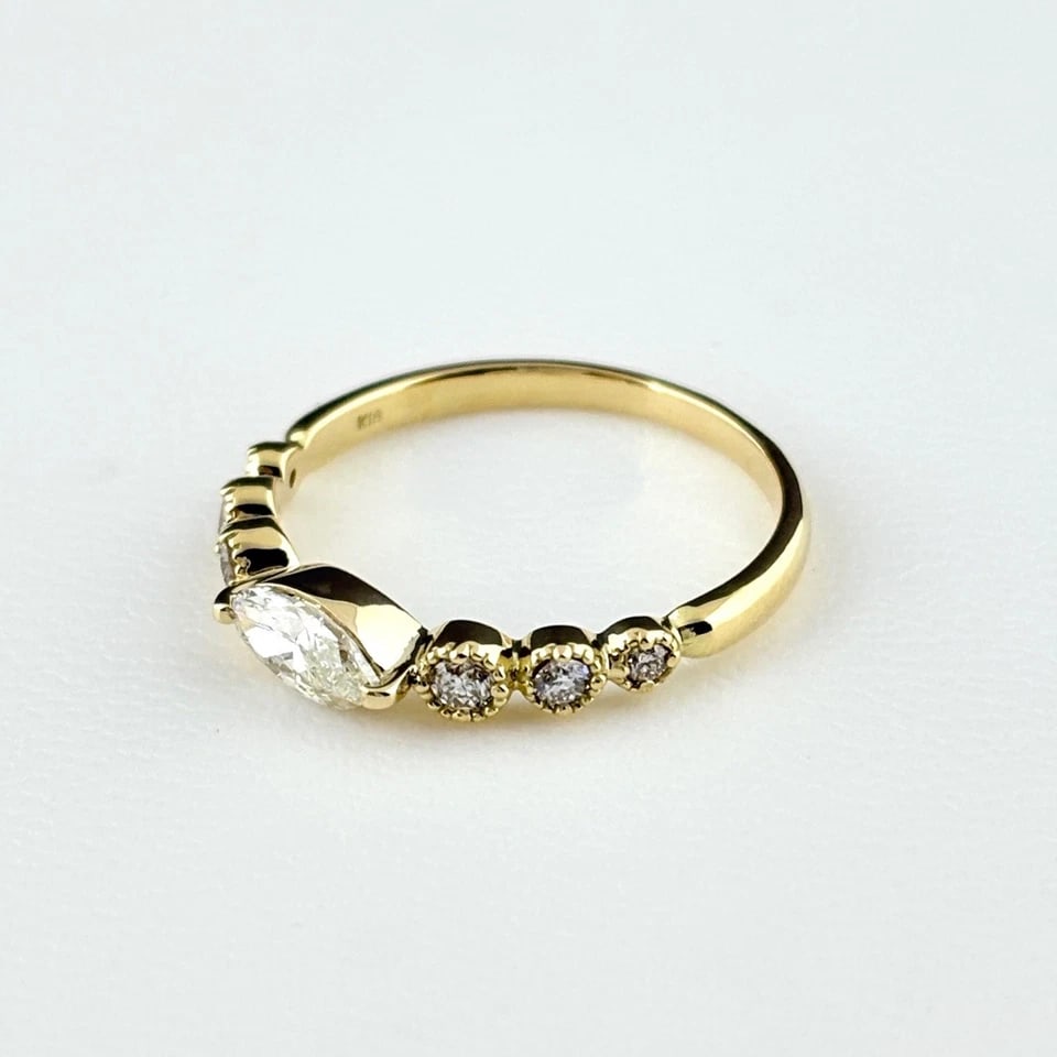 DIAMOND DESIGNYELLOW GOLD MELEE DIAMOND RING: diamond designYellow Gold Melee Diamond Ring Brand: Unbranded Type/Style: Ring Material: 18K, Main Stone/Creation Natural Color: YellowGold Size: US 6.5 Accessories: None Accessories Notice: When