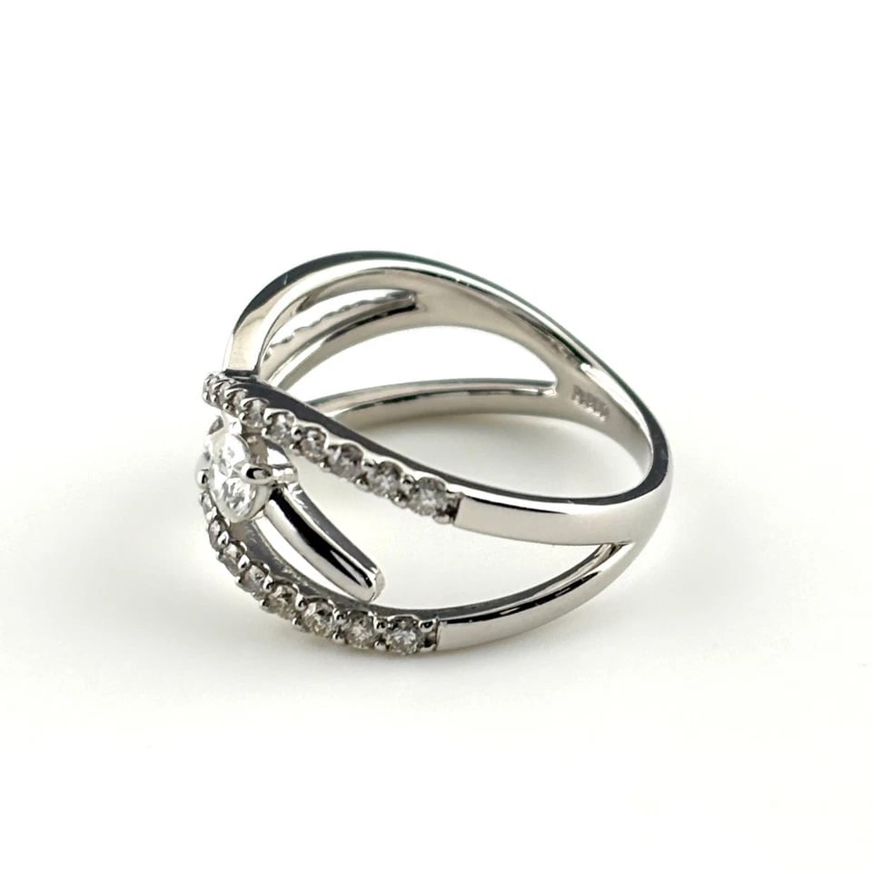 MELEE DIAMOND DESIGN PLATINUM RING: melee diamond design Platinum Ring Brand: Unbranded Type/Style: Ring Material: Pt900, Main Stone/Creation Natural Color: None Size: US 6 Accessories: None Accessories Notice: When purchasing