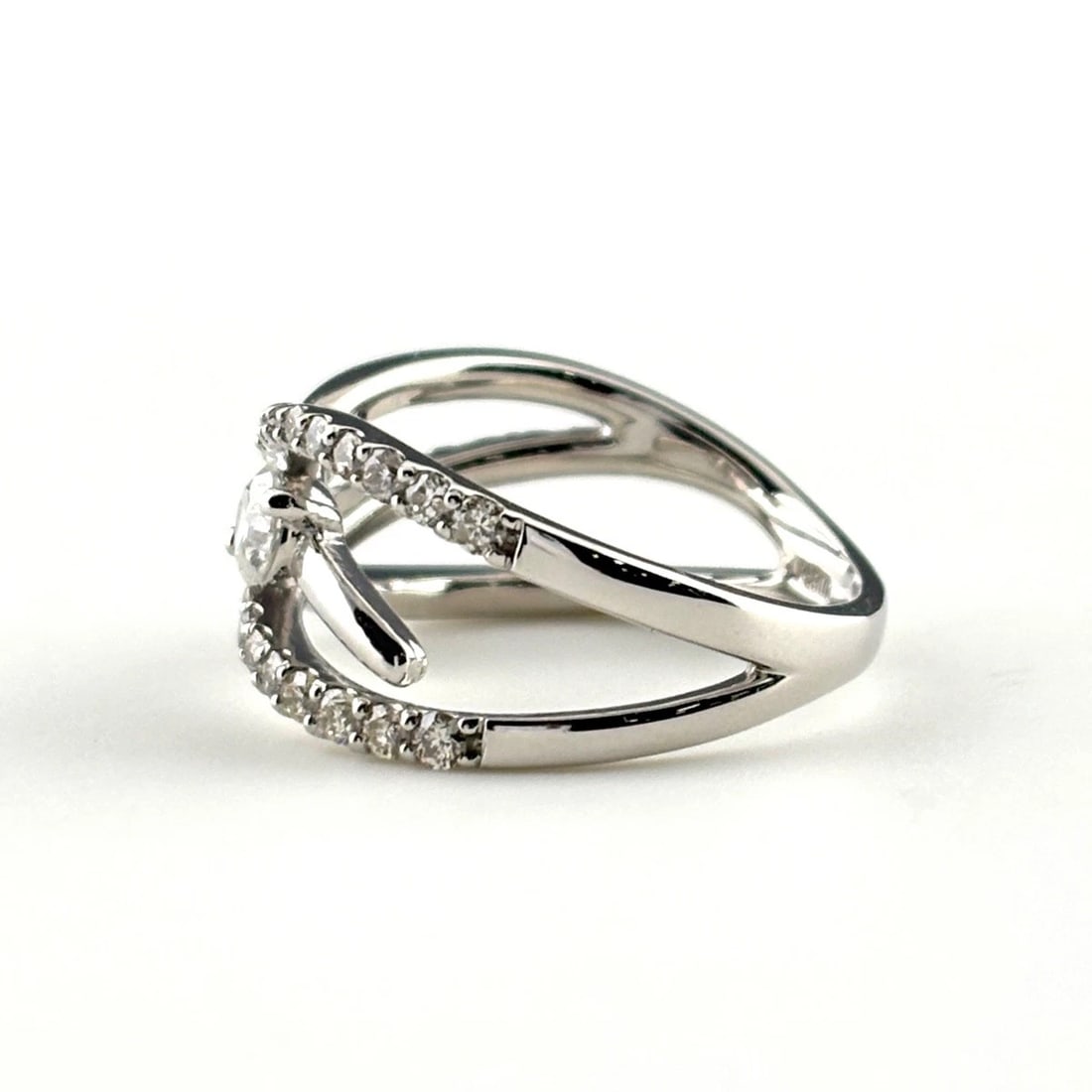 MELEE DIAMOND DESIGN PLATINUM RING - 4