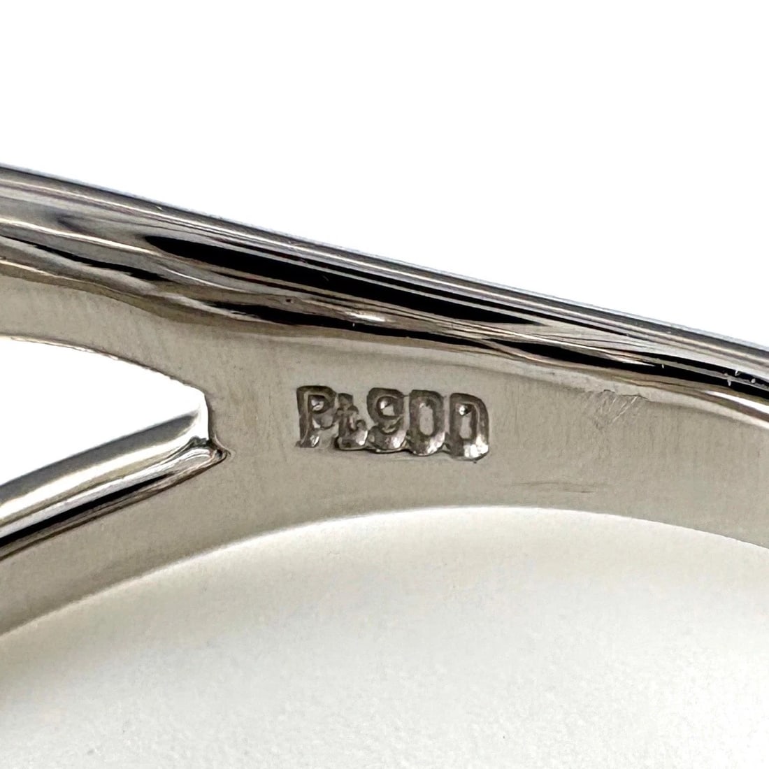 MELEE DIAMOND DESIGN PLATINUM RING - 6