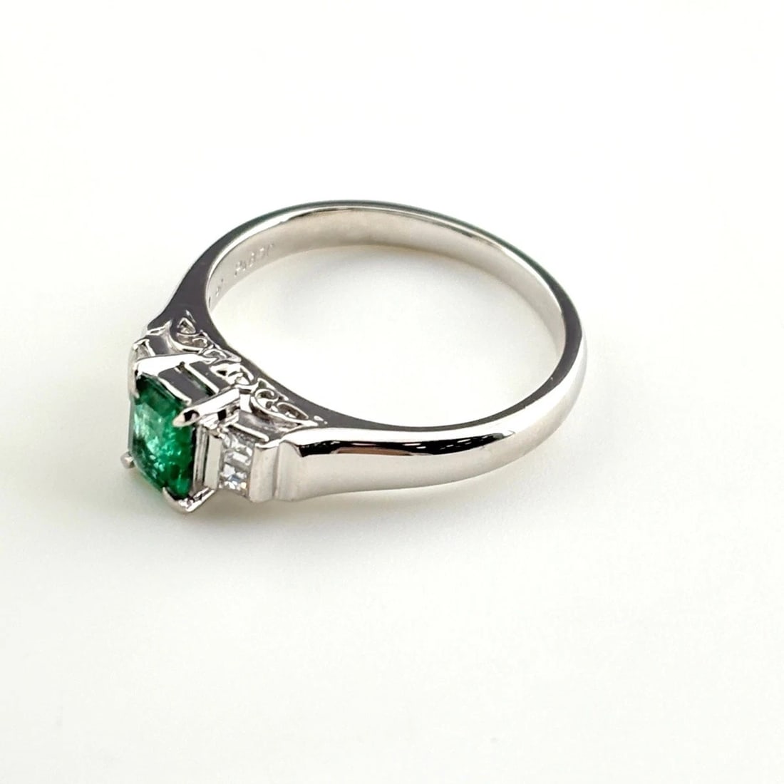 EMERALD DESIGN PLATINUM MELEE DIAMOND RING: emerald design Platinum melee diamond Ring Brand: Unbranded Type/Style: Ring Material: Pt900, Main Stone/Creation Emerald diamond Color: None Size: US 6 Accessories: None Accessories Notice: When
