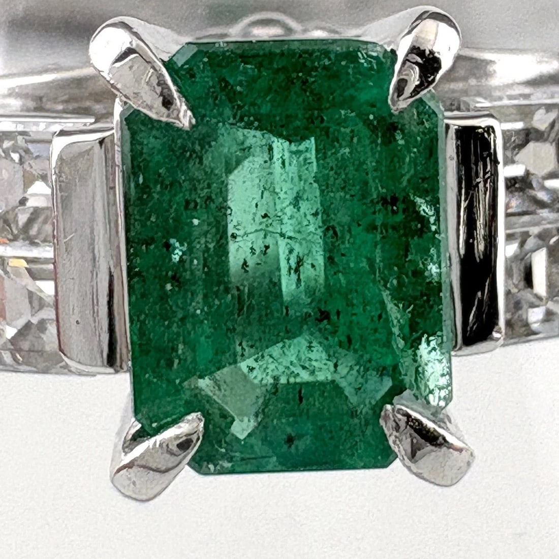 EMERALD DESIGN PLATINUM MELEE DIAMOND RING - 2