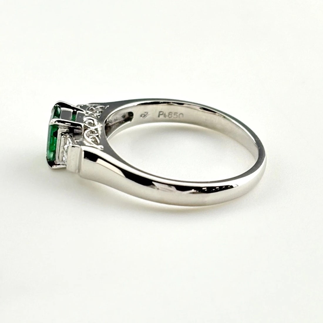EMERALD DESIGN PLATINUM MELEE DIAMOND RING - 4