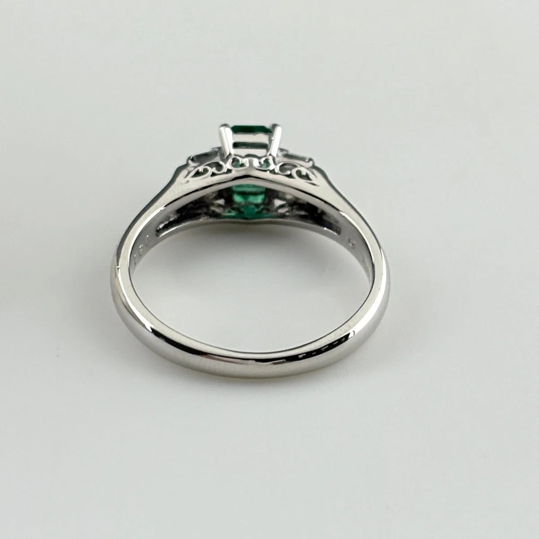 EMERALD DESIGN PLATINUM MELEE DIAMOND RING - 5