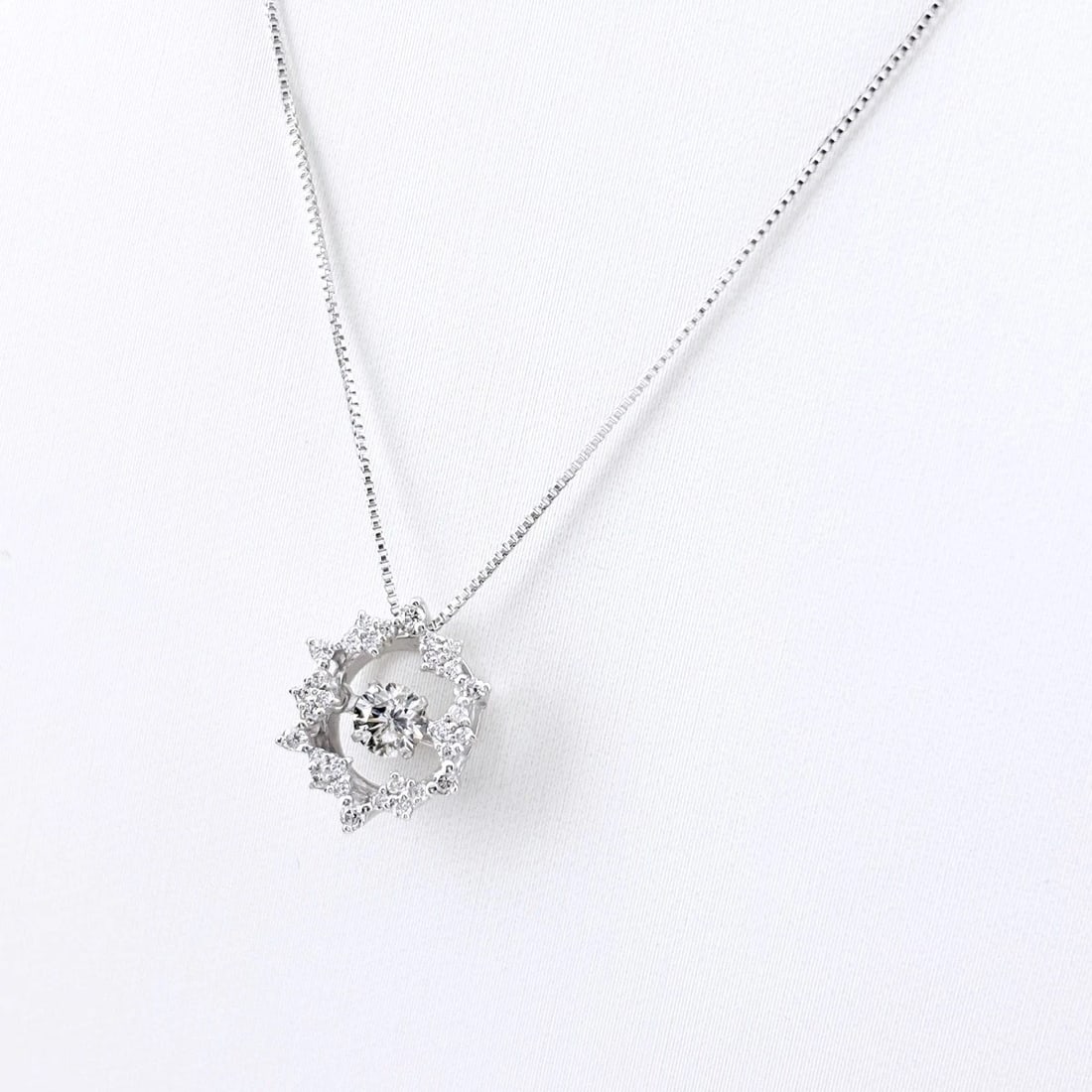 MELEE DIAMOND DESIGN NECKLACE WG PENDANT: melee diamond design necklace WG Pendant Brand: Unbranded Type/Style: Necklace Material: 18KWhite Gold, Main Stone/Creation Natural Color: White Gold Size: Chain / code 45cm(17.7")Chain width 0.5mm(0.