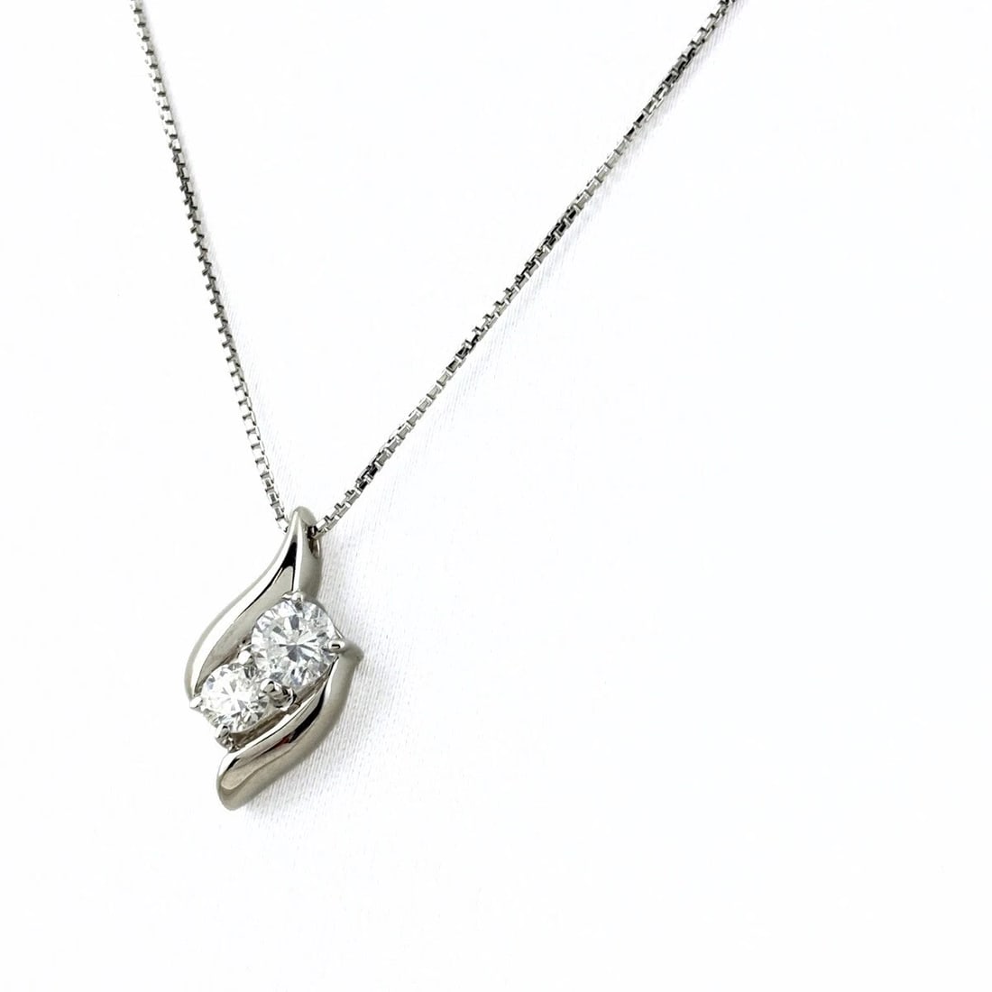 MELEE DIAMOND DESIGN PLATINUM PENDANT NECKLACE: melee diamond design Platinum Pendant Necklace Brand: Unbranded Type/Style: Necklace Material: Pt900 Pt850, Main Stone/Creation Natural Color: None Size: Chain / code 40cm(15.7")Chain width
