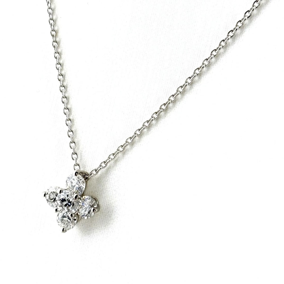 FLOWER MOTIF MELEE DIAMOND DESIGN NECKLACE PLATINUM WHITE GOLD PENDANT: Flower motif melee diamond design necklace Platinum White Gold Pendant Brand: Unbranded Type/Style: Necklace Material: 18KWhite Gold, Main Stone/Creation Natural Color: White Gold Size: Chain / code