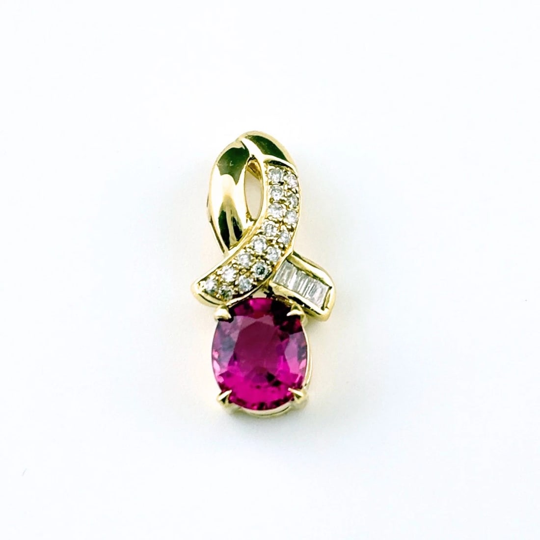 TOURMALINE PENDANT HEAD YG MELEE PENDANT HEAD: Tourmaline Pendant Head YG melee Pendant Head Brand: Unbranded Type/Style: Pendant Head Material: 18KYellowGold, Main Stone/Creation Tourmaline Color: YellowGold Size: Pendant size 20.3?10.0mm(0.8")