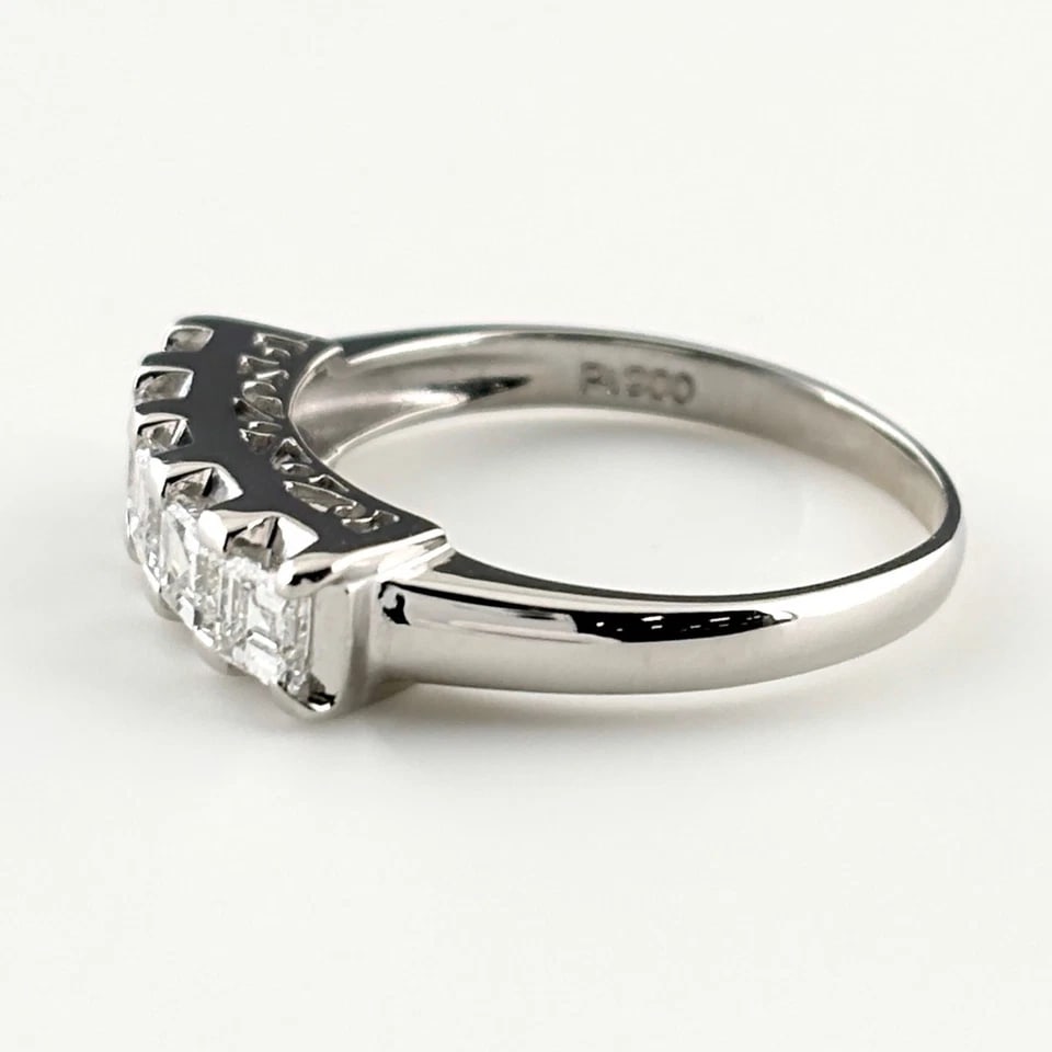 MELEE DIAMOND DESIGN PLATINUM RING: melee diamond design Platinum Ring Brand: Unbranded Type/Style: Ring Material: Pt900, Main Stone/Creation Natural Color: None Size: US 8 Accessories: None Accessories Notice: When purchasi
