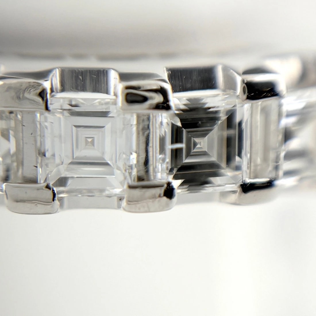 MELEE DIAMOND DESIGN PLATINUM RING - 2