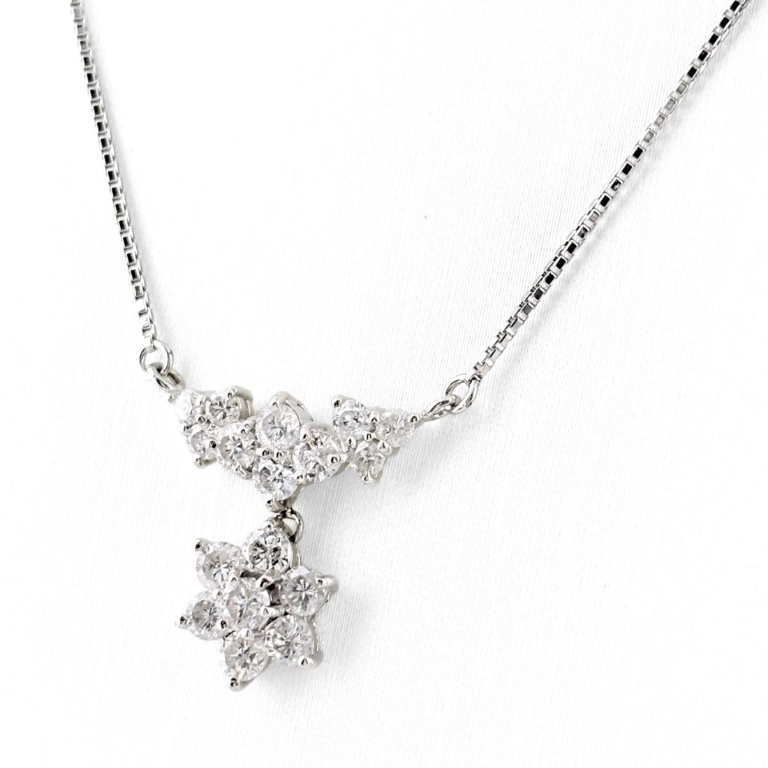 MELEE DIAMOND DESIGN NECKLACE PLATINUM PENDANT: melee diamond design necklace Platinum Pendant Brand: Unbranded Type/Style: Necklace Material: Pt850, Main Stone/Creation Natural Color: None Size: Chain width 0.3mm(0.0") Total length of the pendant 