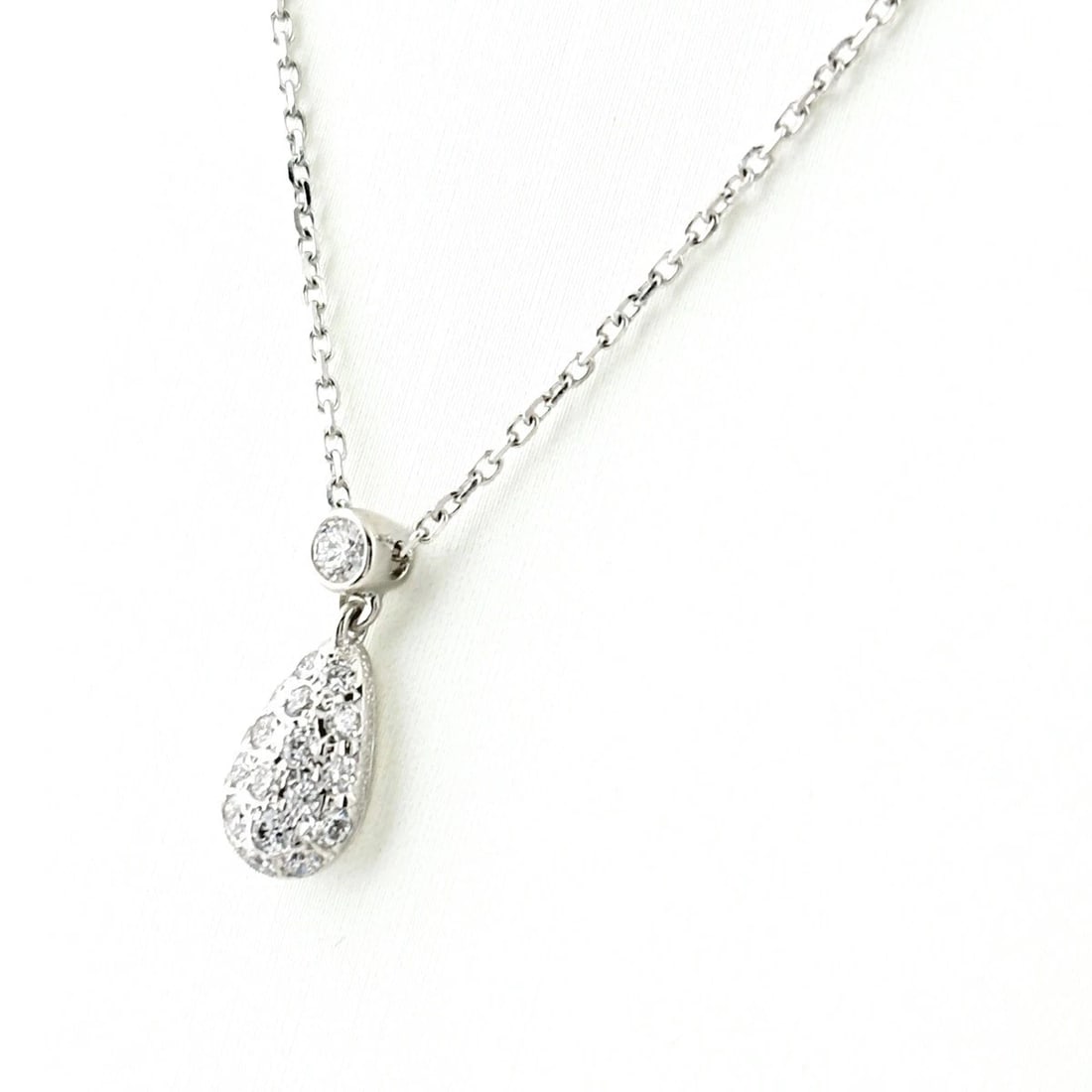 MIKIMOTO MELEE DIAMOND NECKLACE PENDANT: MIKIMOTO melee diamond Necklace Pendant Brand: MIKIMOTO Type/Style: Necklace Material: 18K, Main Stone/Creation Natural Color: None Size: Chain width 0.6mm(0.0") Pendant size 14.9?5.8mm(0.6") Acce