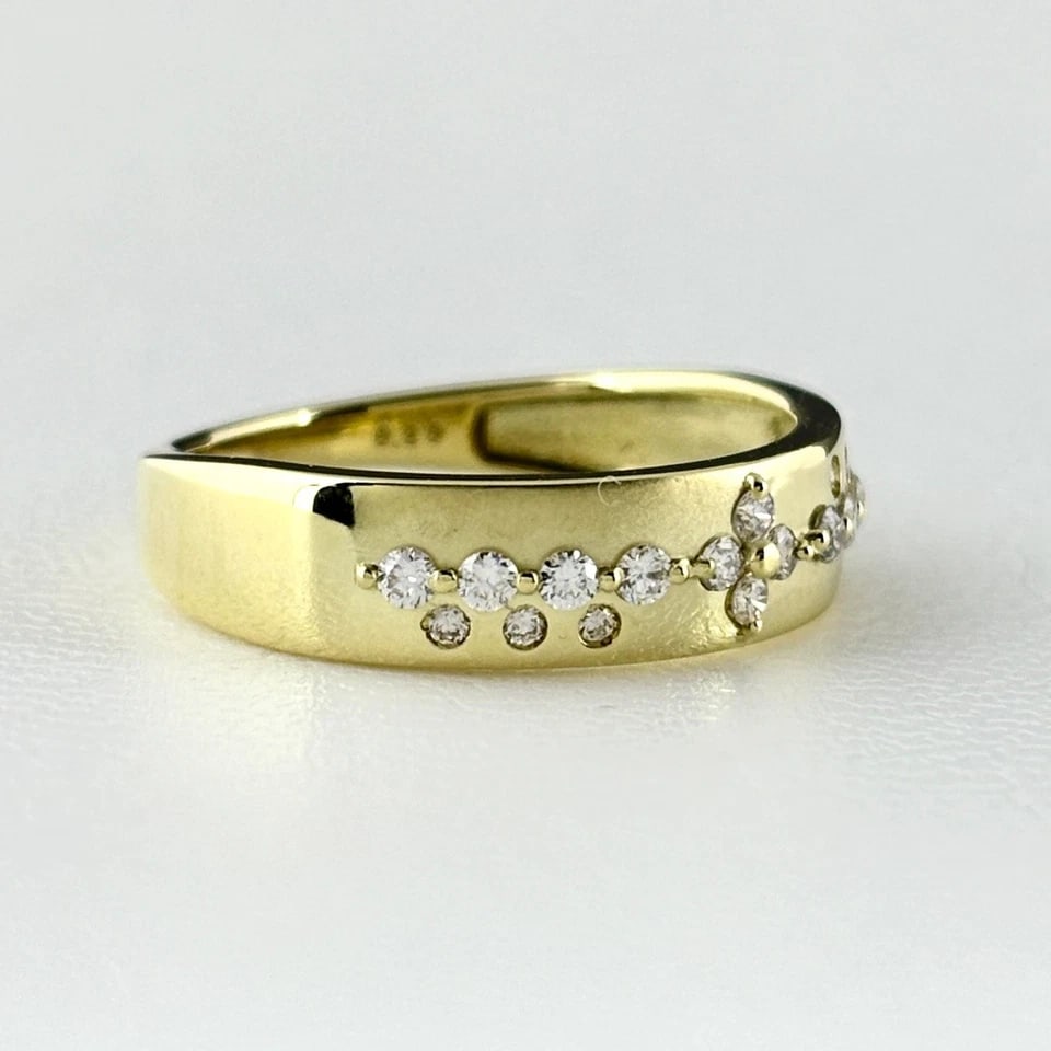 MELEE DIAMOND DESIGN RING YG YELLOWGOLD RING: melee diamond design ring YG YellowGold Ring Brand: Unbranded Type/Style: Ring Material: 18K, Main Stone/Creation Natural Color: YellowGold Size: US 6 to 6.5 Accessories: None Accessories