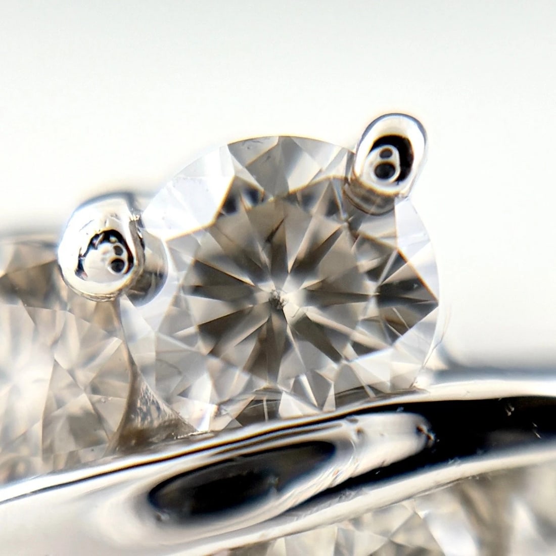 MELEE DIAMOND DESIGN PLATINUM RING - 2