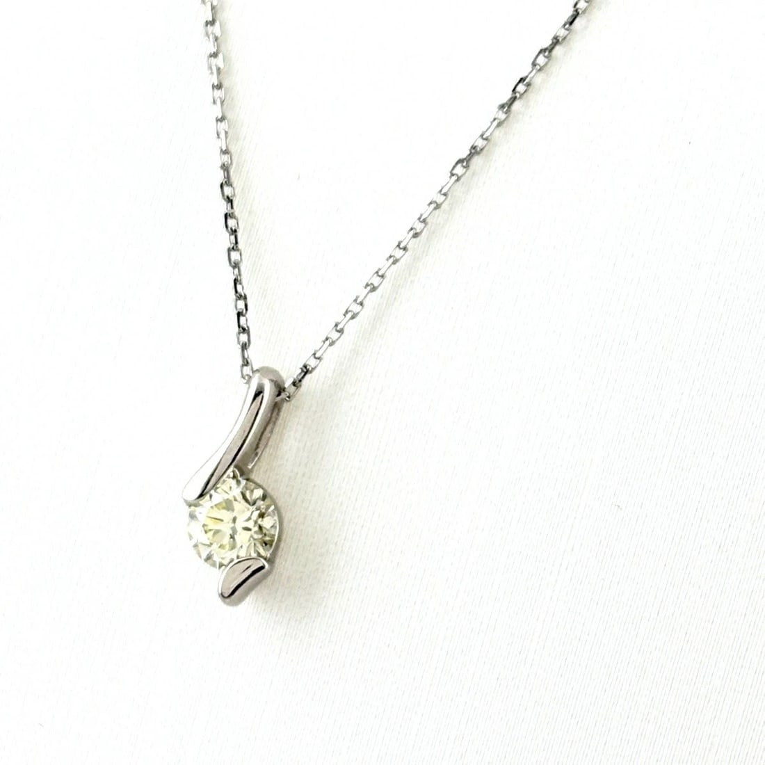 DIAMOND DESIGN NECKLACE PLATINUM PENDANT: Diamond design necklace Platinum Pendant Brand: Unbranded Type/Style: Necklace Material: Pt950, Main Stone/Creation Natural Color: None Size: Chain / code 45cm(17.7")Chain width 0.5mm(0.0") Pendant