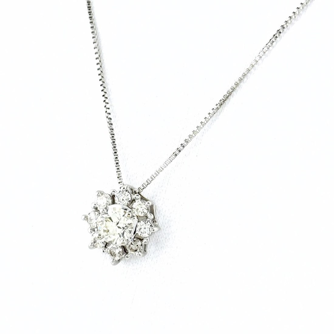 MELEE DIAMOND DESIGN WHITEGOLD PENDANT NECKLACE: melee diamond design WhiteGold Pendant Necklace Brand: Unbranded Type/Style: Necklace Material: 18KWhite Gold, Main Stone/Creation Natural Color: White Gold Size: Chain / code 48cm(18.9") Chain width
