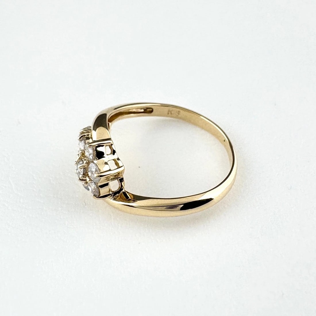 MELEE DIAMOND DESIGN RING YG YELLOWGOLD RING: melee diamond design ring YG YellowGold Ring Brand: Unbranded Type/Style: Ring Material: 18K, Main Stone/Creation Natural Color: YellowGold Size: US 6 to 6.5 Accessories: None Accessories Notice:
