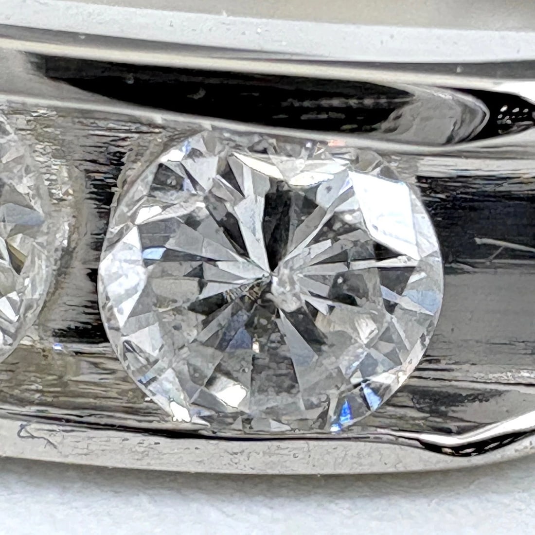 MELEE DIAMOND DESIGN PLATINUM RING - 2
