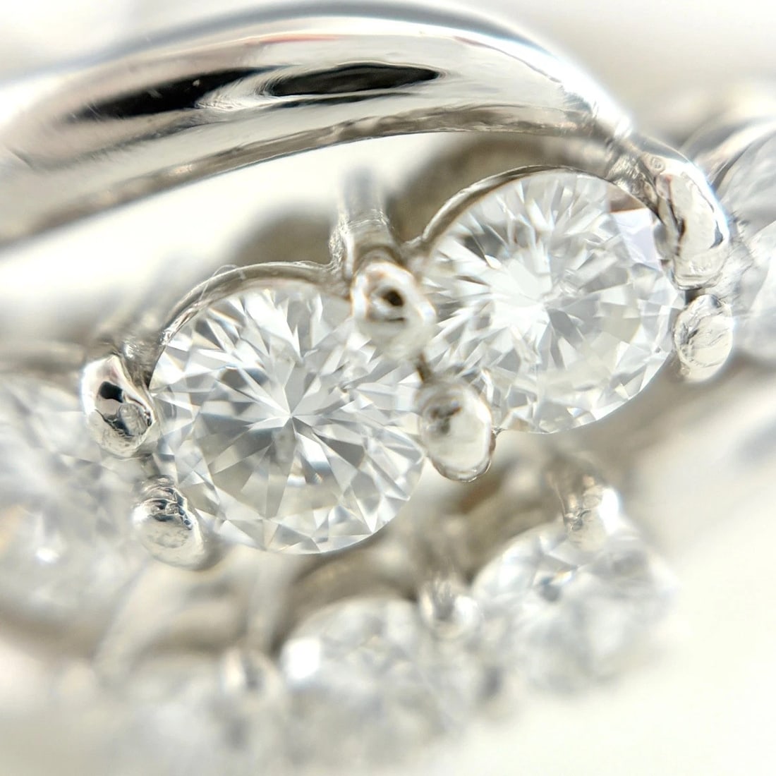 MELEE DIAMOND DESIGN PLATINUM RING - 2