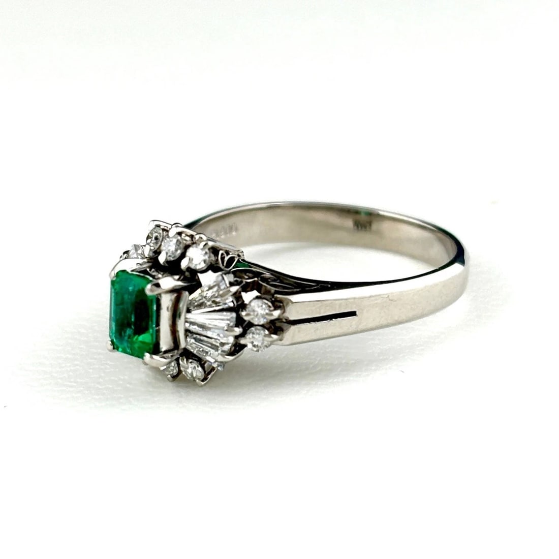 EMERALD DESIGN PLATINUM MELEE DIAMOND RING: emerald design Platinum melee diamond Ring Brand: Unbranded Type/Style: Ring Material: Pt900, Main Stone/Creation Emerald diamond Color: None Size: US 5.5 to 6 Accessories: None Accessories Notice: