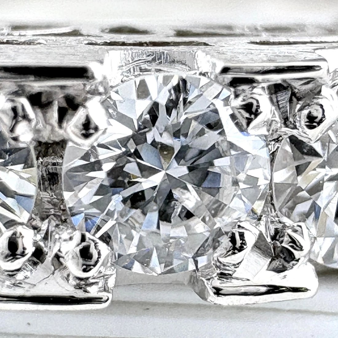 MELEE DIAMOND DESIGN PLATINUM RING - 2