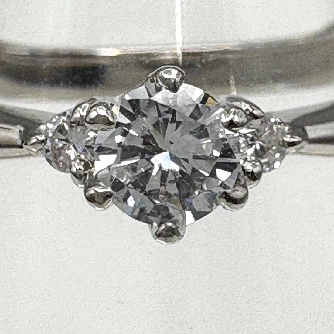 MELEE DIAMOND DESIGN PLATINUM RING - 2