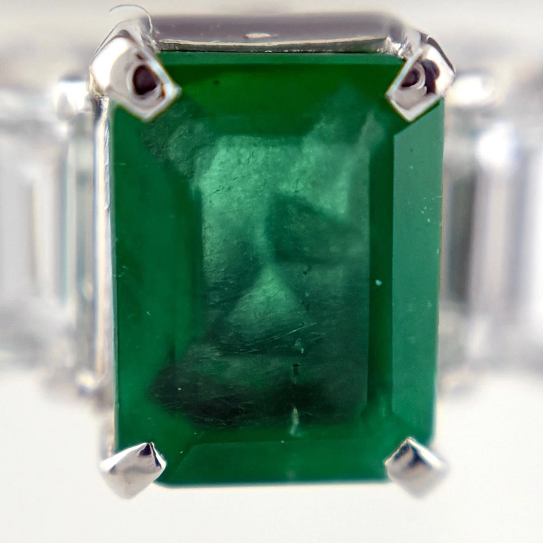EMERALD DESIGN PLATINUM MELEE DIAMOND RING: emerald design Platinum melee diamond Ring Brand: Unbranded Type/Style: Ring Material: Pt900, Main Stone/Creation Emerald diamond Color: None Size: US 5.5 to 6 Accessories: None Accessories Notice: