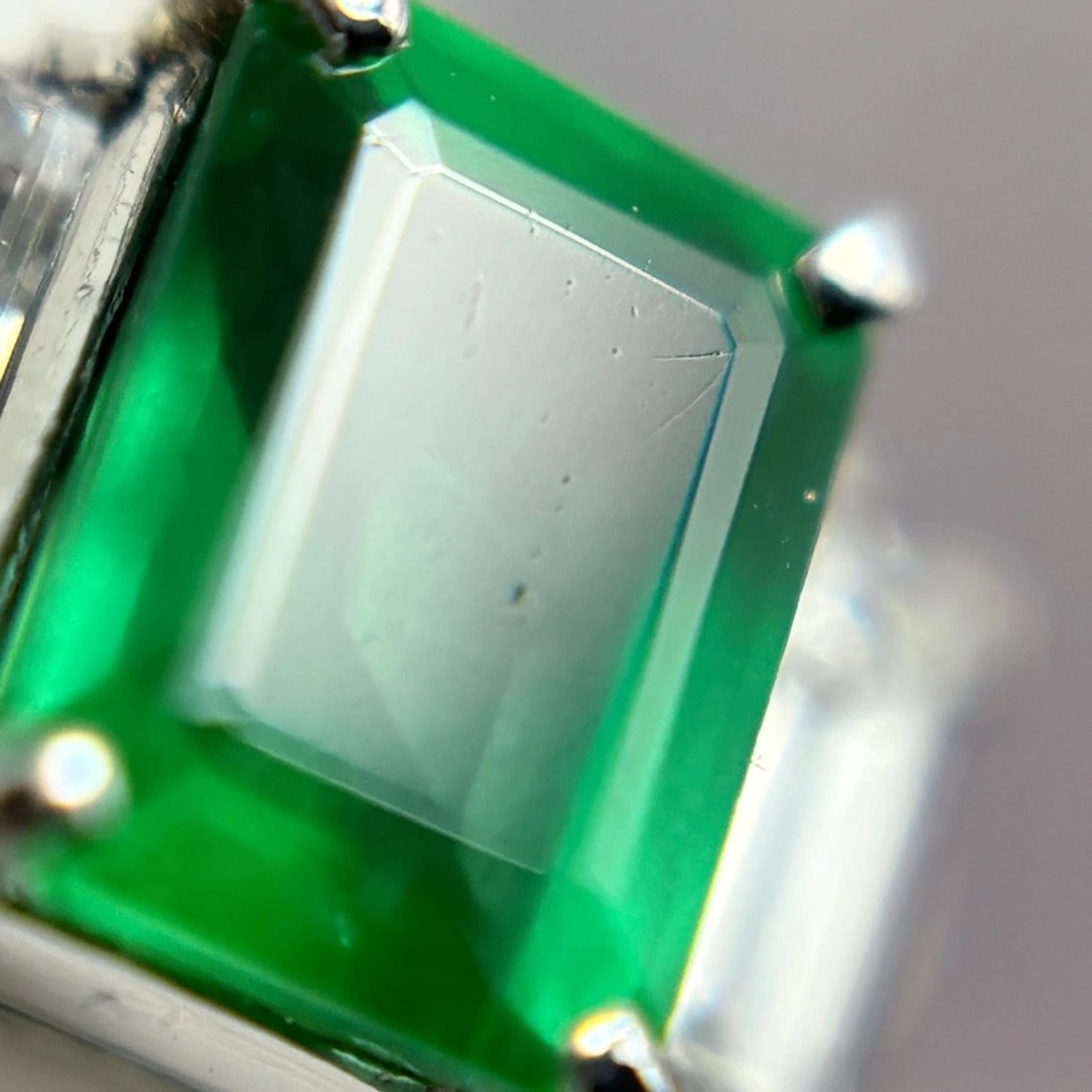 EMERALD DESIGN PLATINUM MELEE DIAMOND RING - 3