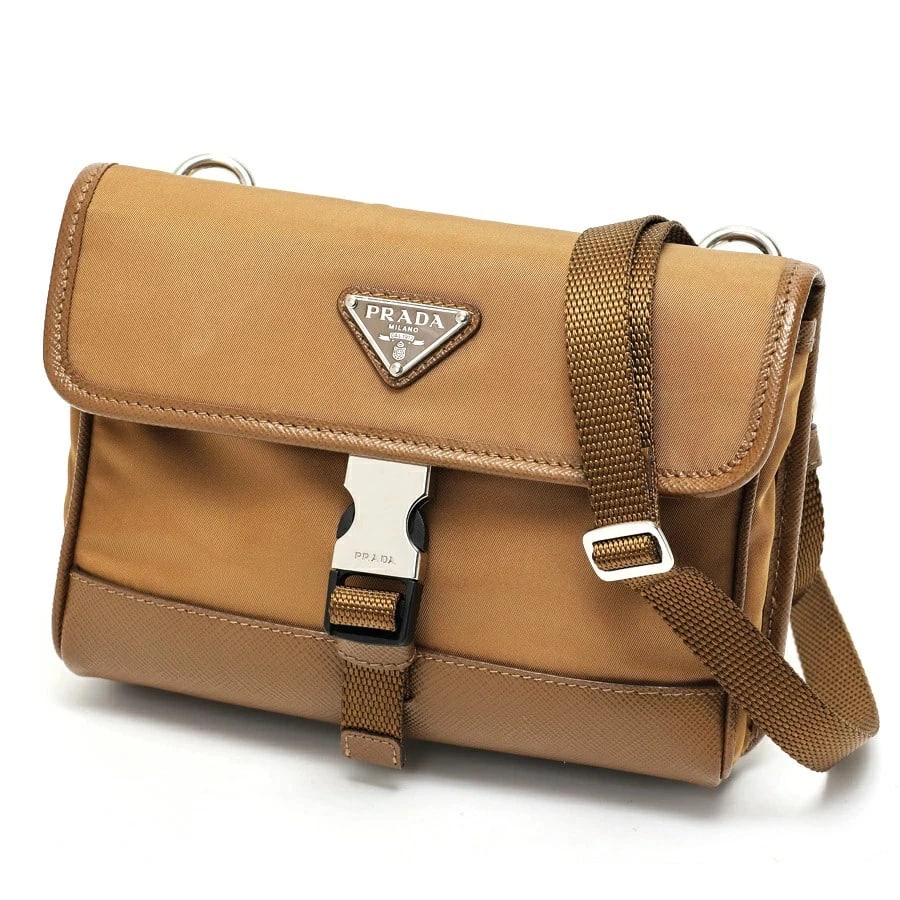 PRADA RE-NYLON SAFFIANO SMARTPHONE CASE NYLON CAMEL: Prada Re-Nylon Saffiano Smartphone Case Nylon Camel Brand: Prada Type/Style: Bag Material: Nylon/Leather Color: Camel Size: W18?H13?D2cm Accessories: None Accessories Notice: When purchasi