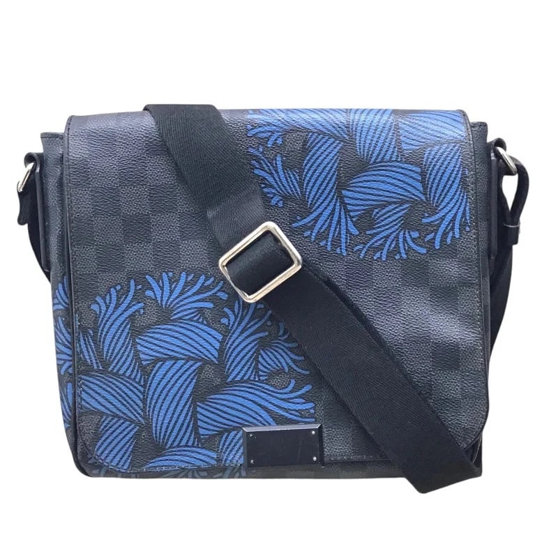 LOUIS VUITTON DISTRICT PM PVC SHOULDER BAG: LOUIS VUITTON District PM PVC Shoulder Bag Brand: LOUIS VUITTON Type/Style: Handbag Material: Pvc Color: black Size: W: 24cm / H: 23cm / D: 6cm Accessories: None Accessories Notice: When p