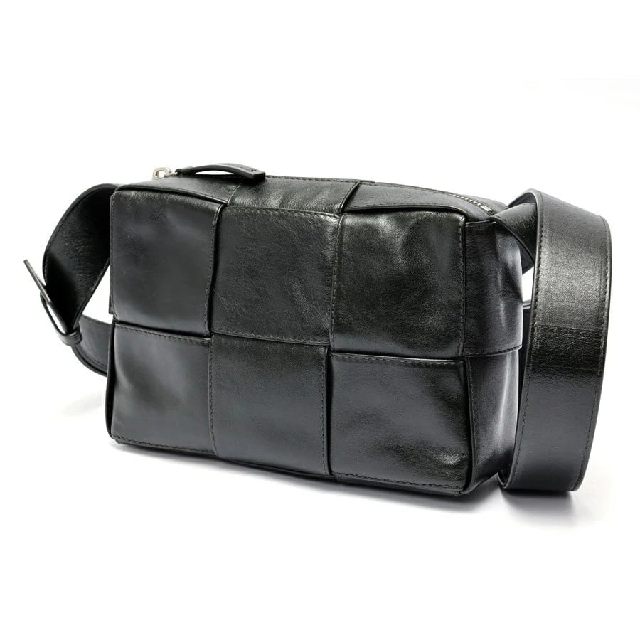 BOTTEGA VENETA CAMERA BAG CASSETTE DARK GREEN: Bottega Veneta Camera Bag Cassette Dark Green Brand: Bottega Veneta Type/Style: Bag Material: Intrecciato Leather Color: Dark Green Size: W21?H13.5?D6.5cm Accessories: None Accessories Not