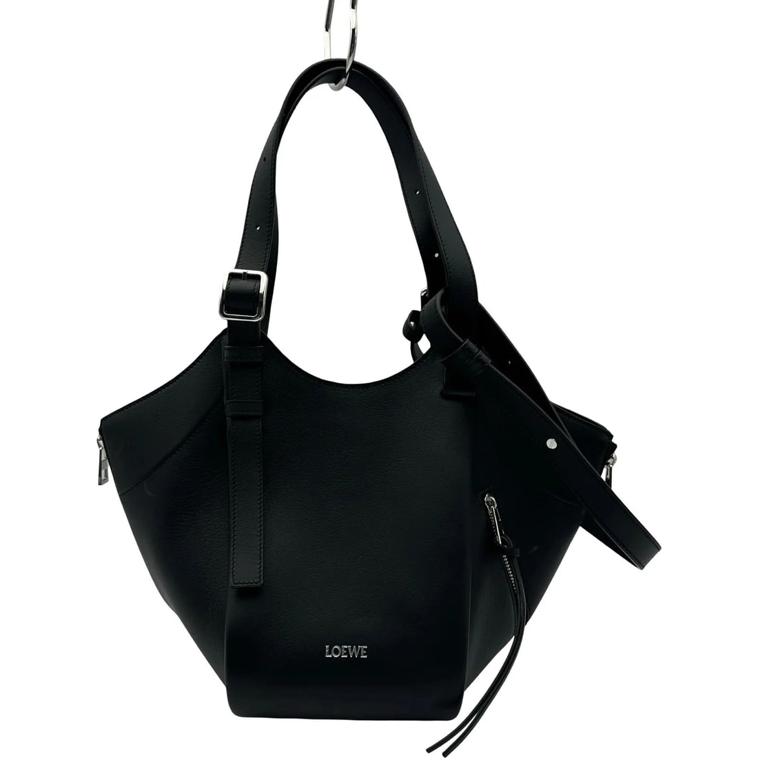 LOEWE FLIP BAG BLACK SMOOTH CALFSKIN: LOEWE Flip Bag Black Smooth Calfskin Brand: LOEWE Type/Style: Handbag Material: Smooth Scarf Skin Color: black Size: W: 15cm / H: 21cm / D: 18cm Accessories: None Accessories Notice: When