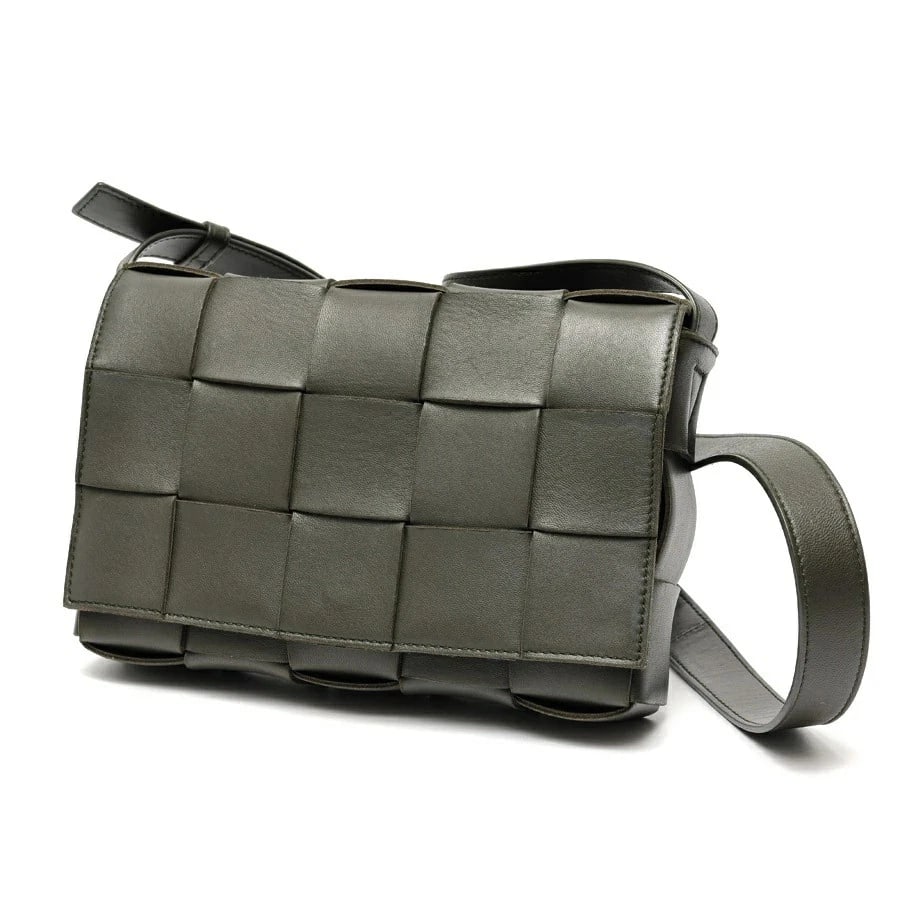 BOTTEGA VENETA MAXI SHOULDER BAG IN KHAKI: Bottega Veneta Maxi Shoulder Bag in Khaki Brand: Bottega Veneta Type/Style: Bag Material: Leather Color: Khaki Size: W23?H15?D5.5cm Accessories: None Accessories Notice: When purchasing pre-owned