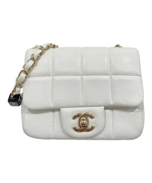 CHANEL CHOCOLATE BAR MINI MATELASS: CHANEL Chocolate Bar Mini Matelass? Brand: CHANEL Type/Style: Handbag Material: Lambskin Color: White With Gold Hardware Size: H:12.0cm / W:16.0cm / D:7.0cm Accessories: None Accessories N