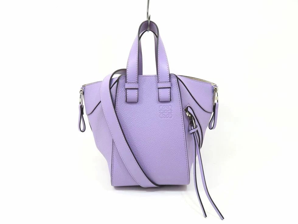 LOEWE LIGHT MAUVE HAMMOCK COMPACT: Loewe Light Mauve Hammock Compact Brand: LOEWE Type/Style: Handbag Material: Exterior Material Leather Beige Color: none Size: 14.5 x 21 x 19.5 cm (W x H x G) Accessories: None Accessories Notice:
