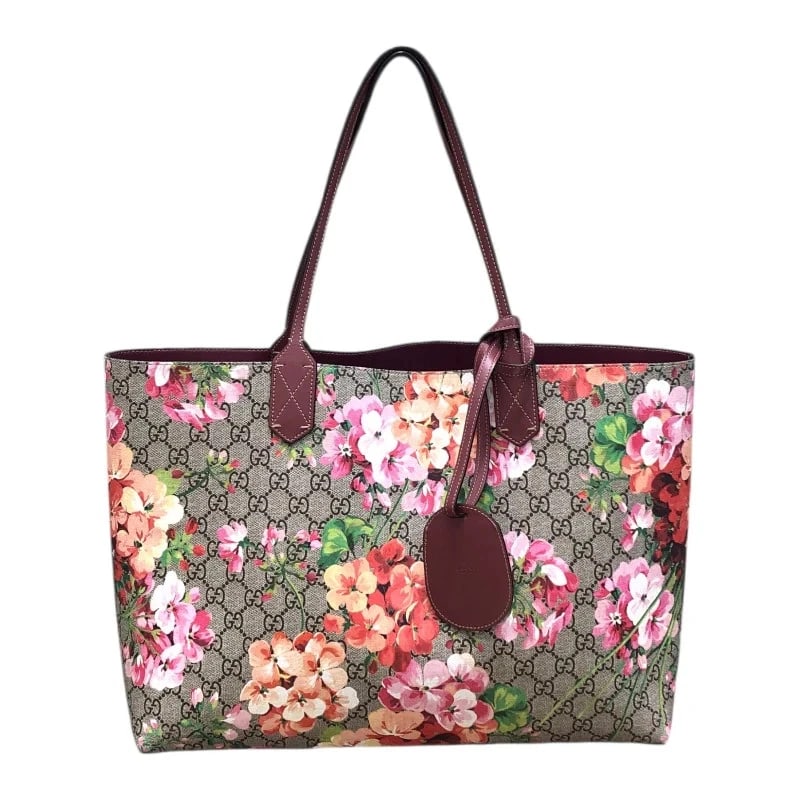GUCCI GG BLOOMS RED PVC TOTE: GUCCI GG Blooms Red PVC Tote Brand: GUCCI Type/Style: Handbag Material: Pvc Color: Red Size: W: 38cm / H: 27cm / D: 12cm Accessories: None Accessories Notice: When purchasing pre-owned goods, please