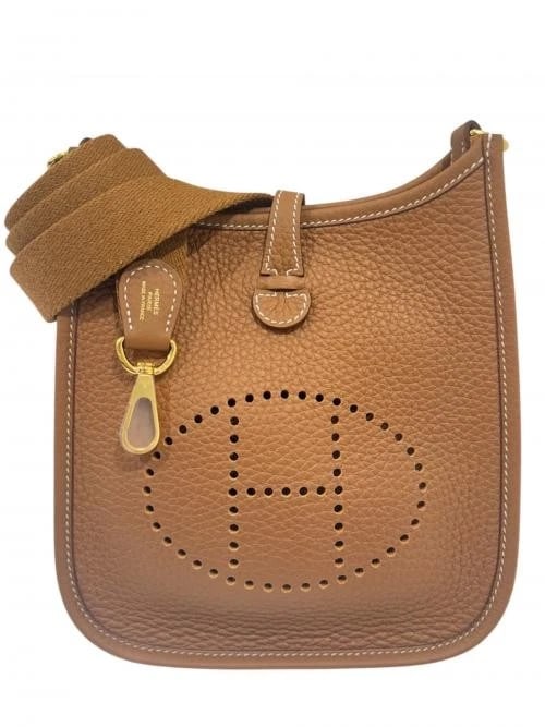 HERMES EVELYNE TPM CLEMENCE LEATHER GOLD K STAMP: HERMES Evelyne TPM Clemence Leather Gold K Stamp Brand: HERMES Type/Style: Handbag Material: Taurillon Clemence Color: Gold X Gold Hardware Size: H:19.0cm / W:16.0cm / D:5.0cm Accessories: None