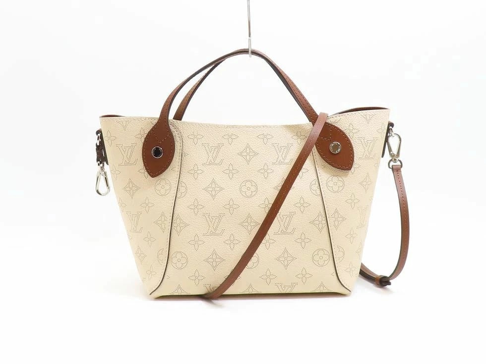LOUIS VUITTON MONOGRAM MAHINA/CR?ME: Louis Vuitton Monogram Mahina/Cr?me Brand: LOUIS VUITTON Type/Style: Handbag Material: Monogram Mahina/Cr?me Color: Cr?me Size: D 22.5 ? H 20 ? G 14 cm Accessories: None Accessories Notice: When