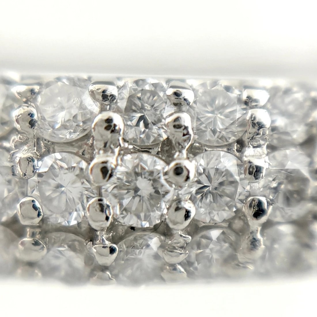 MELEE DIAMOND DESIGN PLATINUM RING: melee diamond design Platinum Ring Brand: Unbranded Type/Style: Ring Material: Pt900, Main Stone/Creation Natural Color: None Size: US 6 to 6.5 Accessories: None Accessories Notice: When purchasing