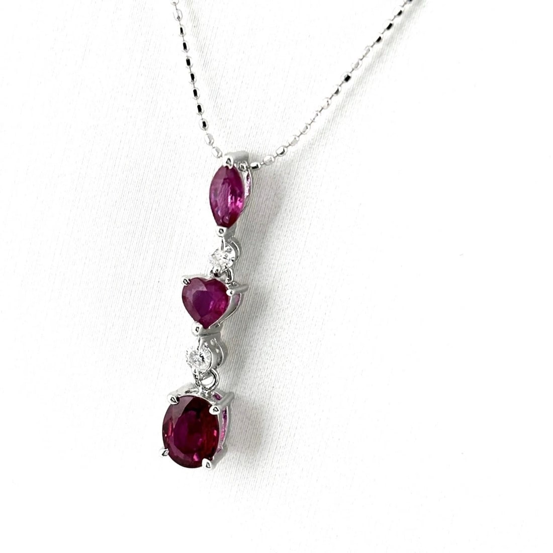 RUBY DESIGN NECKLACE WHITE GOLD PENDANT MELEE DIAMOND HEART MOTIF: Ruby Design Necklace White Gold Pendant melee diamond heart motif Brand: Unbranded Type/Style: Necklace Material: 18KWhite Gold, Main Stone/Creation Ruby Diamond Color: White Gold Size: Chain / code