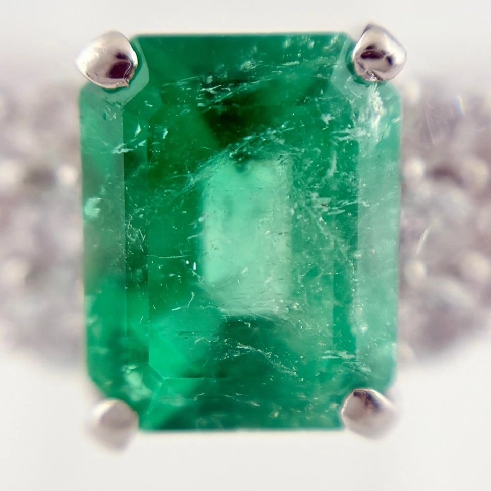 EMERALD DESIGN PLATINUM MELEE DIAMOND RING: emerald design Platinum melee diamond Ring Brand: Unbranded Type/Style: Ring Material: Pt900, Main Stone/Creation Emerald diamond Color: None Size: US 7.5 to 8 Accessories: None Accessories Notice: