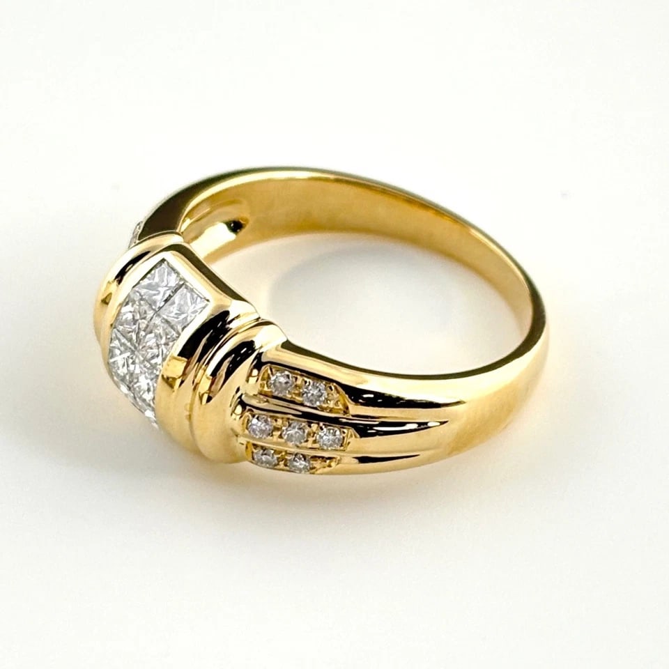 MELEE DIAMOND DESIGN YG YELLOWGOLD RING: melee diamond design YG YellowGold Ring Brand: Unbranded Type/Style: Ring Material: 18K, Main Stone/Creation Natural Color: YellowGold Size: US 7.5 to 8 Accessories: None Accessories Notic