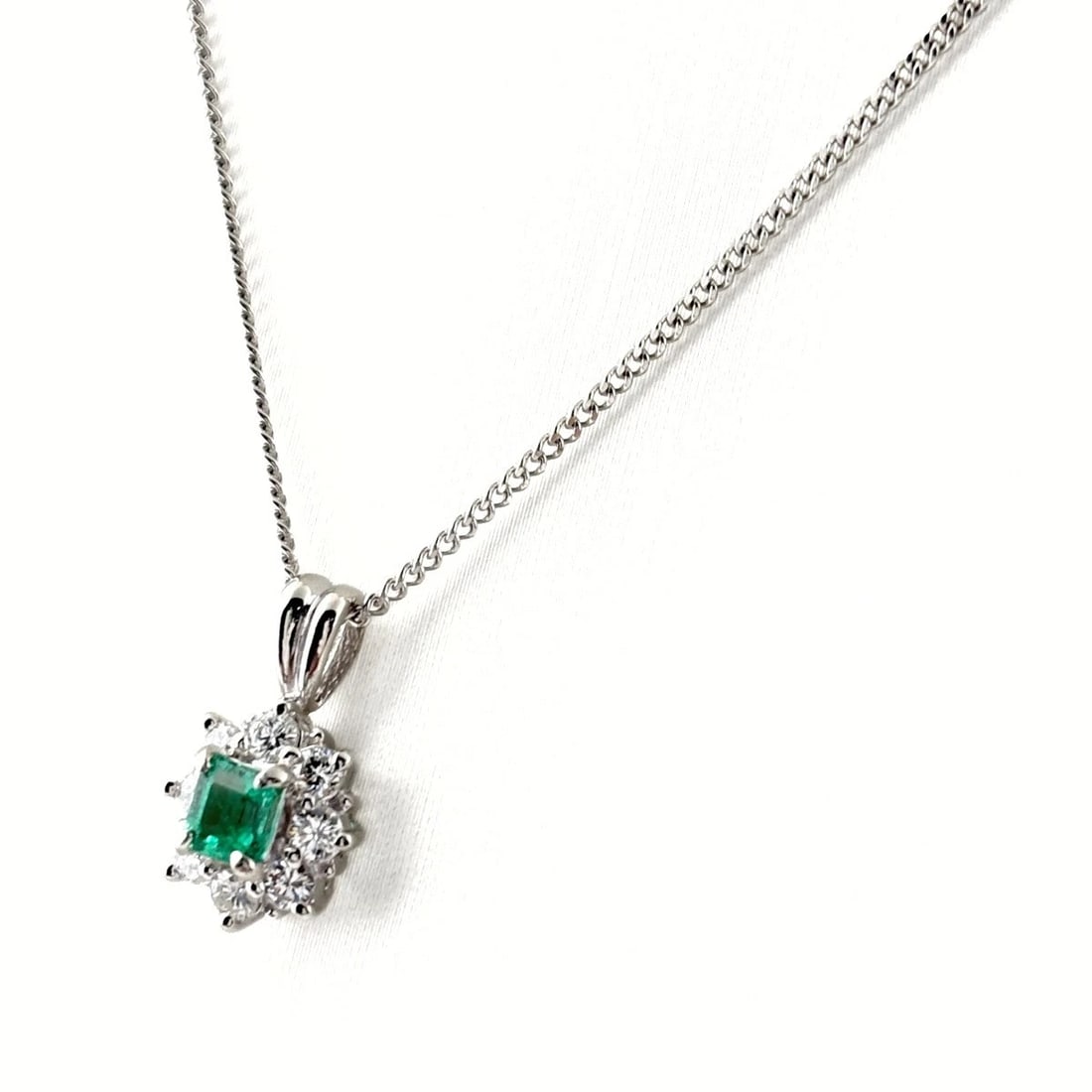 EMERALD DESIGN PLATINUM PENDANT MELEE DIAMOND NECKLACE: Emerald design Platinum Pendant melee diamond Necklace Brand: Unbranded Type/Style: Necklace Material: Pt900 Pt850, Main Stone/Creation Emerald Color: None Size: Chain / code 40cm(15.7") Pendant head
