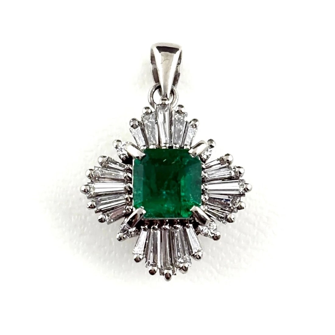 EMERALD DESIGN PENDANT HEAD PLATINUM MELEE DIAMOND (1 of 2)